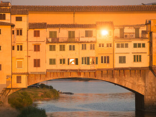 Italia, Toscana, Firenze. Il Ponte Vecchio al tramonto.