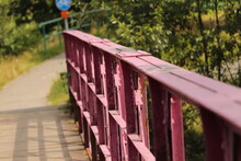 Pomalowane  Na  Różowo  Barierki  Mostu  Na  Rzece