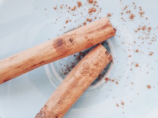 Sticker - Closeup shot of cinnamon sticks isolated on a white background