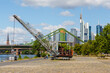 Frankfurt am Main, Blick auf die Skyline aus der Weseler Werft. Im Vordergrund der historische Verladekran. 07.07.2020.