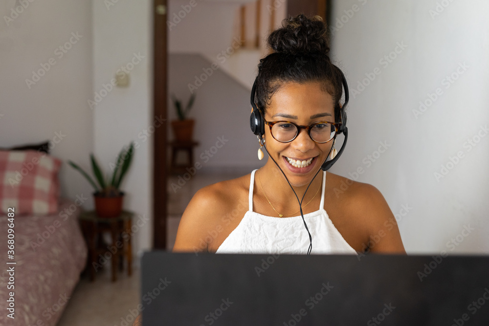 Young brazilian woman working from home - obrazy, fototapety, plakaty 