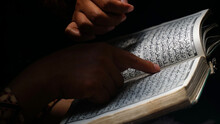 Muslim Women Read The Quran From A Short Distance