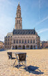 Table et chaises de café sur la Grand-Place d'Arras