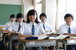 © milatas - 中学生の授業風景