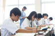 © milatas - 中学生の授業風景