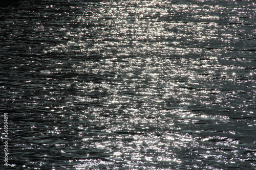 Fotografía Silver highlights on the water of the lake. Moonwalk on the lake