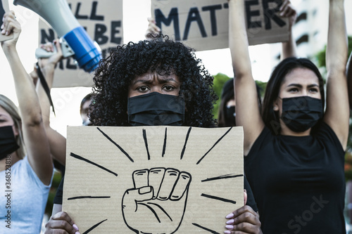 Plakat Black lives matter activist movement protesting against racism and fighting for equality - Demonstrators from different cultures and race protest on street for justice and equal rights