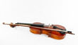 Eine Violine mit Bogen isoliert auf weißem Grund