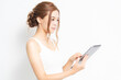 © garage38 - タブレット端末を使う若い女性