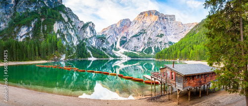 Obrazy Alpy  lago-di-braies-panorama-jeziora-we-wloszech-dolomity-pragser-wildsee-kladka-z-lodzia-gory-alpy-tyrol-poludniowy-tyrol-krajobraz-jezioro-we-wloszech-dolomity-molo-z-lodziami-gory-alpy-tyrol