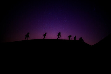 grupo caminando sobre la montaña al atardecer colorido. Concepto de senderismo