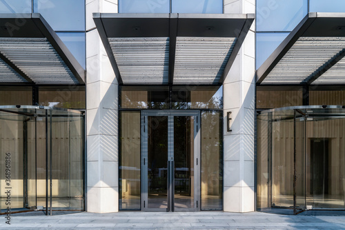 Fotografía Entrance and exit of office building in Shanghai Financial District Plaza