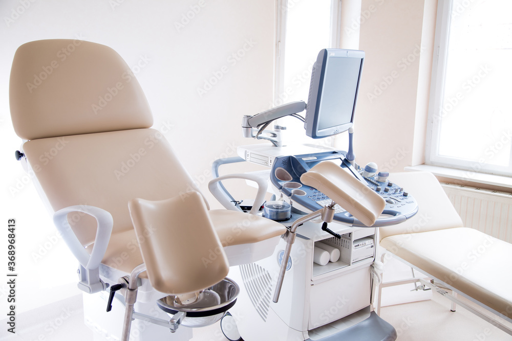 Fotel ginekologiczny w klinice ginekologicznej.  - obrazy, fototapety, plakaty 