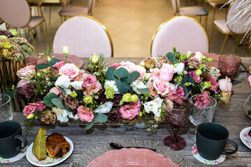 Wall Mural - Desayuno de otoño en salón con alberca techada, decorado con flores de rosa y comida kosher