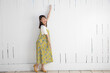 © Paylessimages - 紹介する女性
