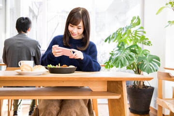 Canvas Print - 料理を撮影する女性