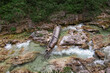 Eine zerstörte Brücke in mitten des Flusses in den Ötschergräben der Österreichischen Alpen