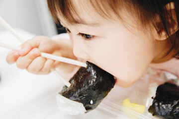 Poster - おにぎりを食べる子供