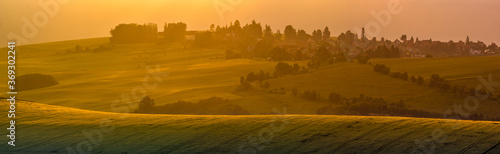 Cuadros en Lienzo panorama of a village situated among beautiful undulating fields on a beautiful misty morning