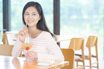 Canvas Print - カフェで寛ぐ女性