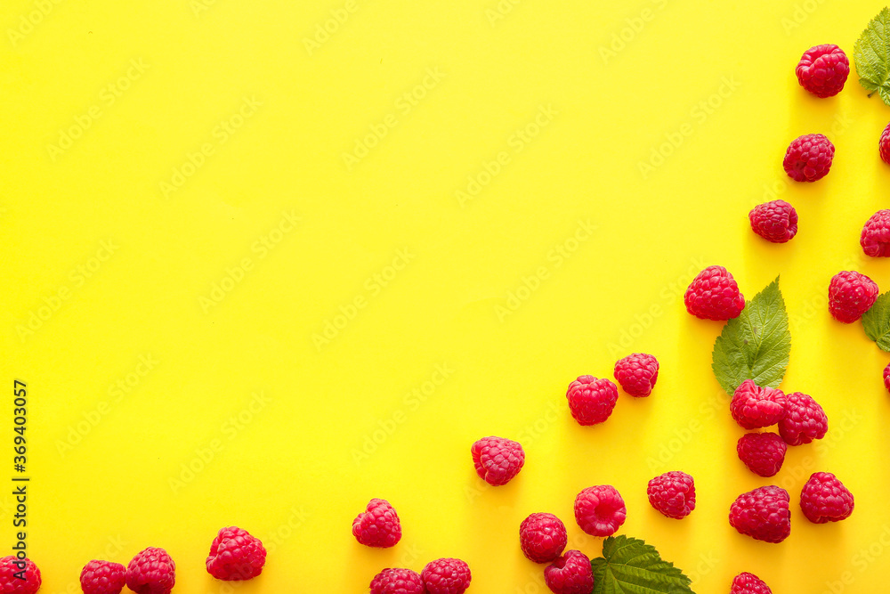 Tasty ripe raspberries on color background - obrazy, fototapety, plakaty 