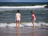 Fototapeta  - Zabawa dzieci nad morzem