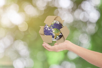 Canvas Print - world earth day concept. man show outstretched hand with earth and recycle symbol on green bokeh bac