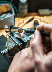 locksmith repairs door lock cylinder