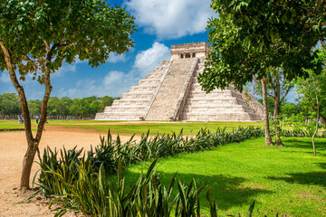 Wall Mural - El Castillo Maya Temple at Chichen Itzá Archaeological Site