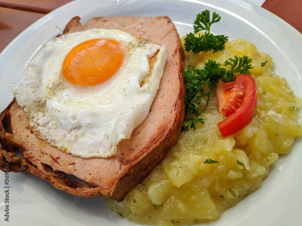 Foto de Stock Bayrischer Kartoffelsalat mit Leberkäse und Spiegelei ...