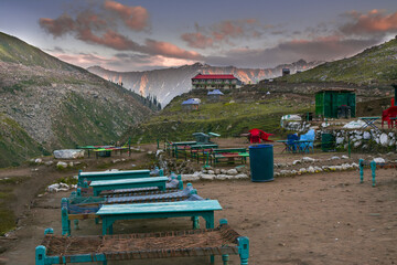 Sticker - Closeup shot of tourists sitting area behind Naran kaghan saif ul malook lake in Pakistan