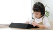 © taka - タブレットを使って自宅で勉強する女の子