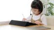 © taka - タブレットを使って自宅で勉強する女の子