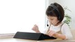 © taka - タブレットを使って自宅で勉強する女の子