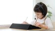 © taka - タブレットを使って自宅で勉強する女の子
