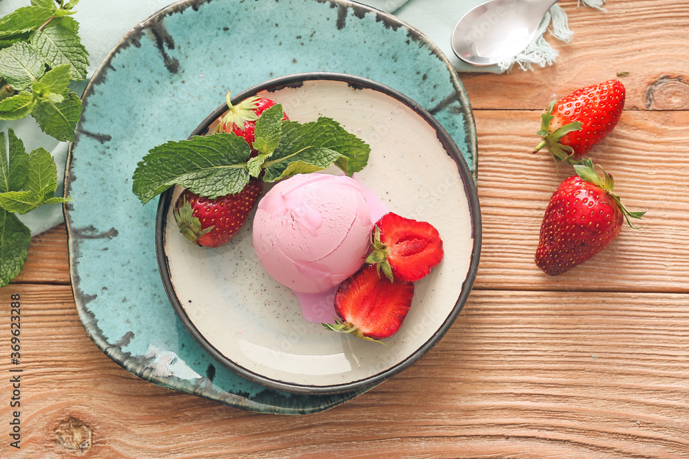 Plate with tasty strawberry ice cream on table - obrazy, fototapety, plakaty 