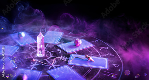 Fotografía Cartomancy - Pendulum On Blurred Altar With Defocused-Tarot Cards And Smoke