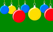Christbaumkugeln in unterschiedlichen Farben vor grünem Hintergrund mit Raum für Ihren Text