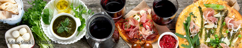 Fotografía Italian cuisine on rustic wooden table