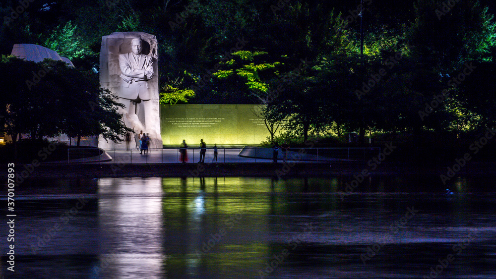 Martin Luther King Memorial in Washington DC at night - obrazy, fototapety, plakaty 