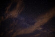 linda paisagem de astrofotografia vialáctia com nuvens