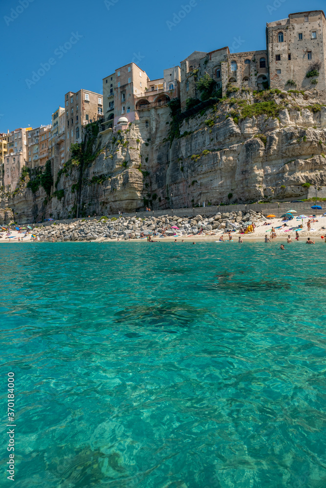 Piękna, przejrzysta woda przy głównej pląsy w Tropea, Calabria, Italy - obrazy, fototapety, plakaty 