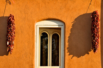 Wall Mural - Ristras of dried chiles frame doorway, Santa Fe, New Mexico 