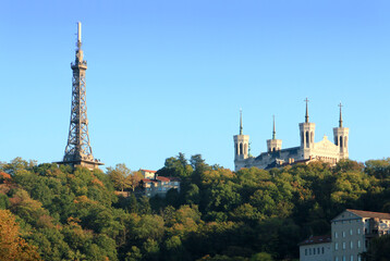 Wall Mural - La tour métallique de Fourvière, à Lyon, et les clochers de la basilique.