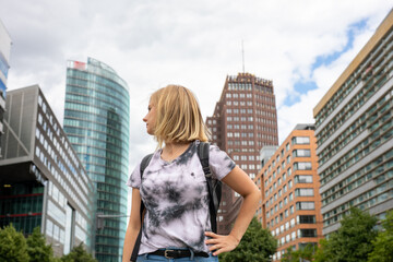 Wall Mural - Schöne Frau mit Retro Style in Berlin 