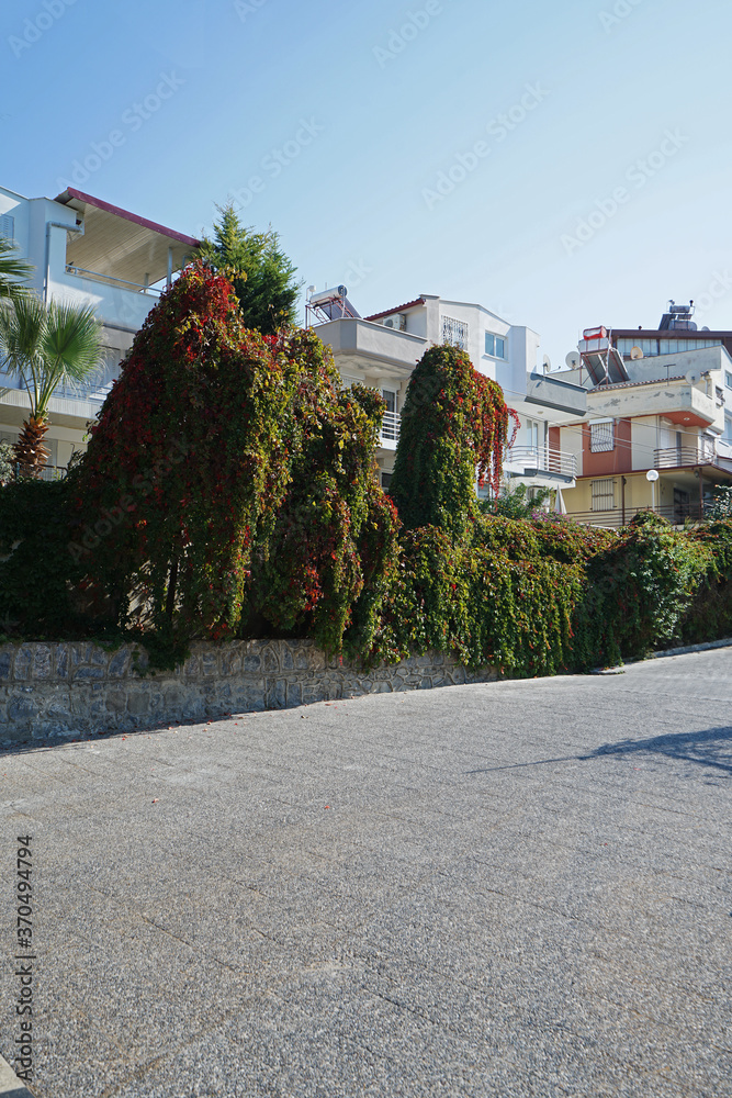 Weißes Gebäude mit Dachterrassen an der Küste von Kuşadası