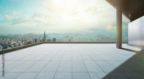 Fotografía Perspective view of empty concrete tiles floor of rooftop