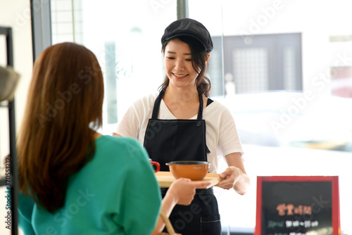 配膳をする女性店員 Stock Photo Adobe Stock 配膳をする女性店員 Stock Photo Adobe Stock