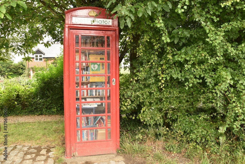 Angielska budka telefoniczna obecnie  służy jako wypożyczalnia książek - obrazy, fototapety, plakaty 