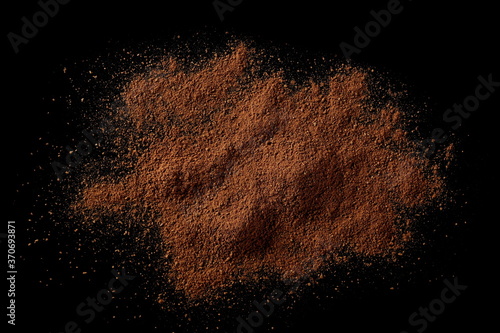 Cuadros en Lienzo Cinnamon powder pile isolated on black background, top view